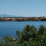 Seaview Apartments, Ventura Nin