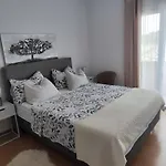 Seaview Apartments, Ventura Nin