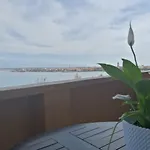 Seaview Apartments, Ventura Nin