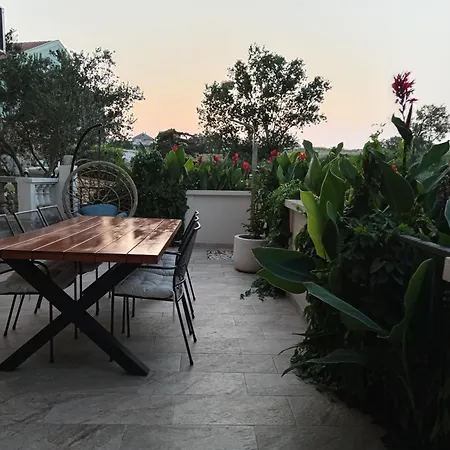 Seaview Apartments, Ventura * Nin