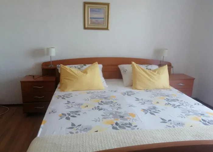 Seaview Apartments, Ventura Nin