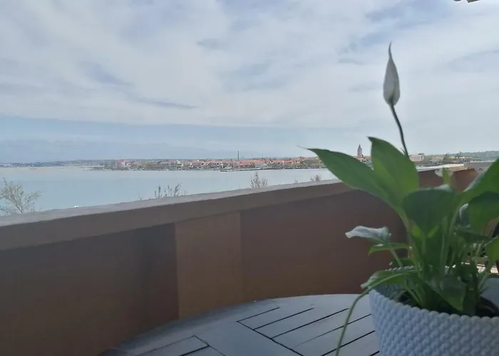 Seaview Apartments, Ventura Nin