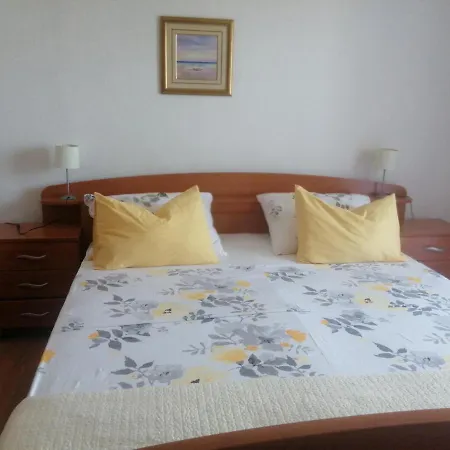 Seaview Apartments, Ventura Nin