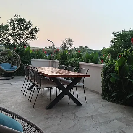 Seaview Apartments, Ventura Nin