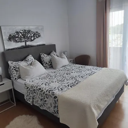 Seaview Apartments, Ventura Nin