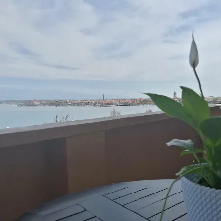 Seaview Apartments, Ventura Nin