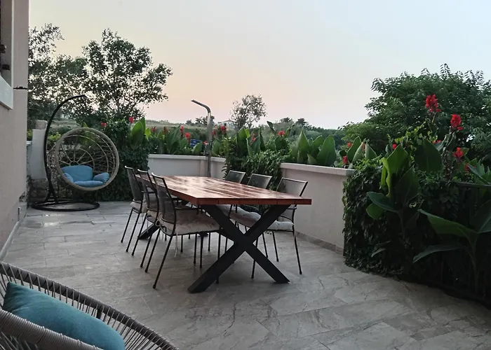 Seaview Apartments, Ventura Nin